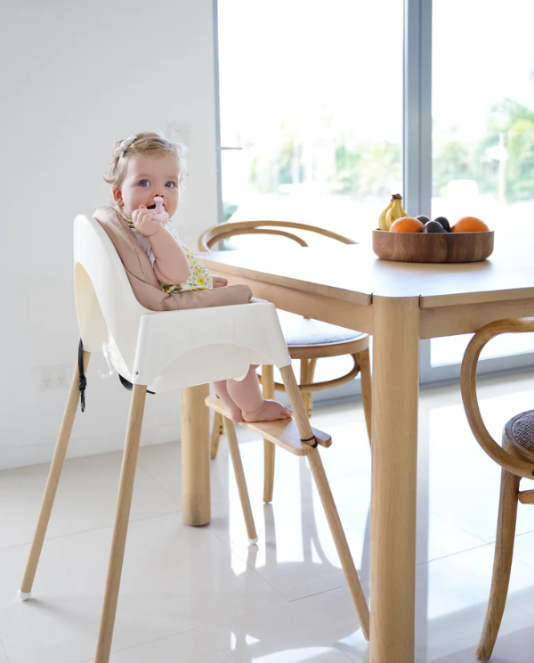 Adjustable high chair footrest that promotes stability and the optimal 90-90-90 sitting position during mealtimes